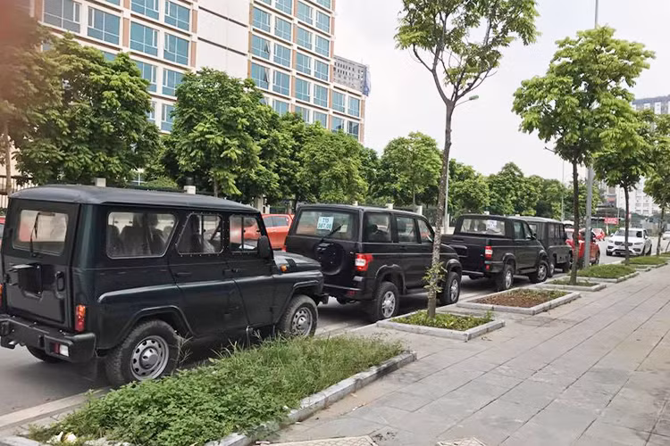 Phiên bản Hunter sử dụng động cơ diesel tại Việt Nam được hãng xe hãng UAZ cung cấp là 2.2 lít công suất 114 mã lực, có thể đạt tốc độ tối đa 135 km/h. Sức mạnh được truyền xuống hệ dẫn động bốn bánh toàn thời gian thông qua hộp số sàn 5 cấp. Theo nhà sản xuất công bố, xe tiêu thụ nhiên liệu khoảng 9,5 lít/100km trong điều kiện đường hỗn hợp.