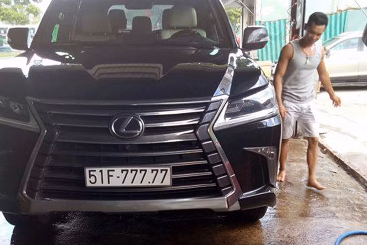 Ở phiên bản 2016, Lexus LX570 nổi bật với cụm đèn pha với 3 bóng LED, dải đèn LED chiếu sáng ban ngày hình chữ L hay ốp đèn sương mù mạ crôm hình boomerang. Bên cạnh đó, "chuyên cơ mặt đất" còn sở hữu lưới tản nhiệt hình con suốt cỡ lớn, đặc trưng của những dòng xe Lexus đời mới. Đuôi xe gây ấn tượng mạnh với đèn hậu hình chữ L.