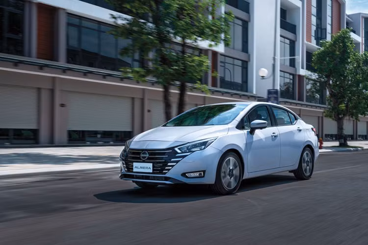 Mức giá xe Nissan Almera 2025 tại Việt Nam được nhập khẩu nguyên chiếc từ Thái Lan với 03 phiên bản và giá bán lẻ đề xuất từ 489 triêụ đồng cho bản EL, 592 triệu đồng cho bản V và 569 triệu đồng cho bản VL. Sau khi ra mắt, xe sẽ cạnh tranh với ới Hyundai Accent (569 triệu đồng) và Toyota Vios (545 triệu đồng).