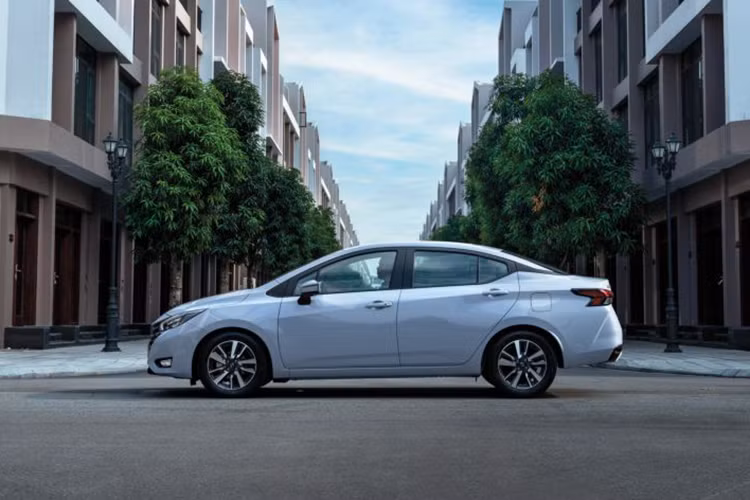 Được ra mắt lần đầu vào năm 2021, mẫu xe sedan Nissan Almera đã được khách hàng đón nhận và đánh giá cao với những ưu điểm vượt trội như không gian rộng rãi, khả năng vận hành vượt trội và tiết kiệm nhiên liệu tối ưu nhờ động cơ Turbo duy nhất phân khúc, tính năng an toàn cao cấp với camera 360 và cảnh báo điểm mù.