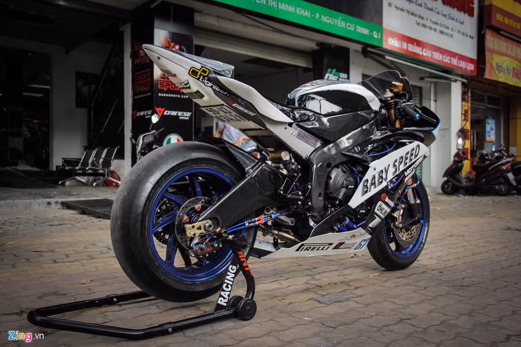 Xe trrang bị bộ lốp không gai Dunlop Racing chuyên dụng cho đường đua giúp giảm ma sát với mặt đường và tăng khả năng bức tốc. Yamaha YZF-R6 trang bị khối động cơ DOHC 16 van, dung tích 599,4 cc cho công suất 122 mã lực. Đây là một trong những mẫu sportbike 600 cc đạt vòng tua máy cao nhất ở mức 14.500 vòng/phút.