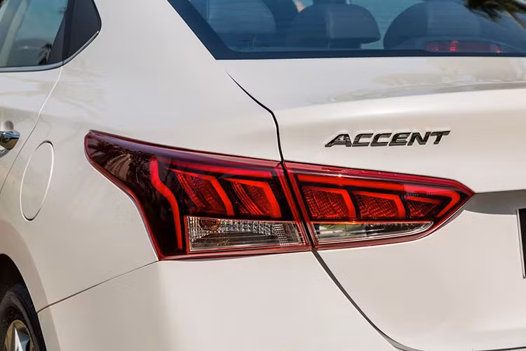 Hyundai Accent 2021 vẫn được trang bị động cơ Kappa 1.4L MPI cho công suất tối đa 100 mã lực tại 6.000 vòng/phút cùng Mo-men xoắn cực đại 132Nm tại 4.000 vòng/phút. Khối động cơ này đã được kiểm chứng độ bền bỉ, ổn định trong thời gian qua, nay đã tiếp tục được tinh chỉnh với thiết kế van nạp, van xả mới điều chỉnh thời điểm đóng mở thông minh, giúp tăng cường áp lực khí nén vào động cơ, nâng cao công suất mà vẫn đảm bảo độ bền bỉ và tiết kiệm nhiên liệu.