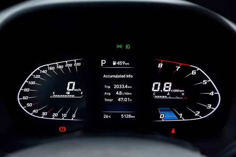 Vô lăng Accent bọc da cao cấp và tích hợp rất nhiều chức năng điều khiển rảnh tay, trên vô lăng tích hợp hệ thống điều khiển hành trình giúp tài xế nhàn chân hơn khi di chuyển trên đường cao tốc. Cụm đồng hồ taplo là sự kết hợp của đồng hỗ kĩ thuật số hiển thị tốc độ và tua máy, kết hợp cùng màn hình LCD 4,2 inch hiển thị các cài đặt trên xe.