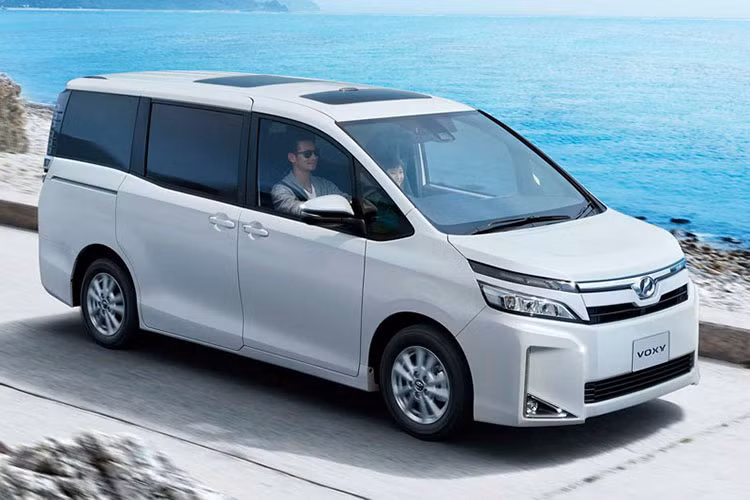Hiện giá bán của Toyota Voxy 2017 tại thị trường Indonesia vẫn chưa được công bố cu thể. Tuy nhiên một số nguồn tin chưa chính thức đã công bố mức giá khởi điểm cho Voxy 2017 là từ 460 triệu Rupiah (tương đương khoảng 782 triệu đồng).
