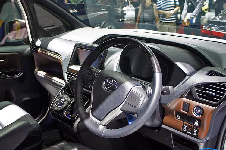 Bên trong nội thất Toyota Voxy 2017 sở hữu da bọc cao cấp màu nâu và đen. Chất liệu da màu nâu bao phủ một phần bảng táp-lô và cốp bên ghế phụ, ghế ngồi bọc da 2 màu và vô-lăng bọc da màu đen với đường chỉ nổi bật tạo cảm giác sang trọng cho người ngồi bên trong. Đặc biệt, Voxy 2017 được trang bị 2 cửa sổ trời ở trên khoang lái và giữa nóc xe.