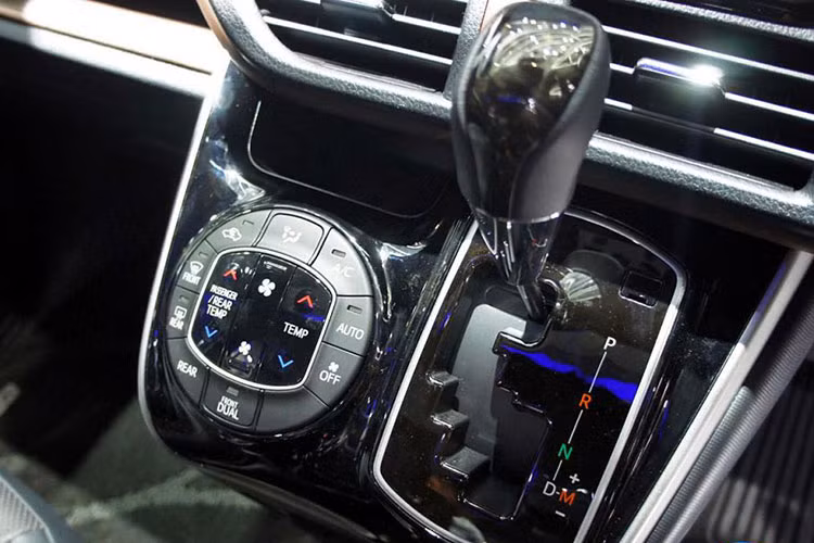 Một số trang bị nổi bật của Toyota Voxy 2017 tại thị trường Indonesia bao gồm hệ thống thông tin giải trí với màn hình cảm ứng 7 inch hiển thị đa thông tin, màn hình màu nổi bật giữa cụm đồng hồ tương tự các dòng xe hiện đại của Toyota, hệ thống kiểm soát hành trình, điều hòa không khí tự động, chìa khóa thông minh keyless và nút bấm Start/Stop.