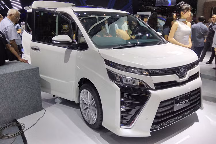 Toyota Voxy 2017 bản nâng cấp mới sở hữu kích thước bao gồm chiều dài tổng thể 4.710mm, rộng 1.735mm, cao 1.870mm và chiều dài cơ sở 2.850mm với thiết kế dáng xe dạng hộp, rất giống với "người anh em" là chiếc MPV hạng sang mang tên "chuyên cơ mặt đất" Alphard.
