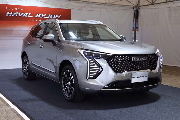 Haval Jolion là mẫu SUV hoàn toàn mới, đã lần đầu tiên trình làng tại thị trường Trung Quốc trong triển lãm Ô tô Bắc Kinh 2020 dưới cái tên First Love hay Sơ Luyến. Sau hơn 1 năm, mẫu xe này mới thâm nhập thị trường Thái Lan, cùng các sản phẩm khác của Great Wall Motors như Ora Good Cat và Haval H6.