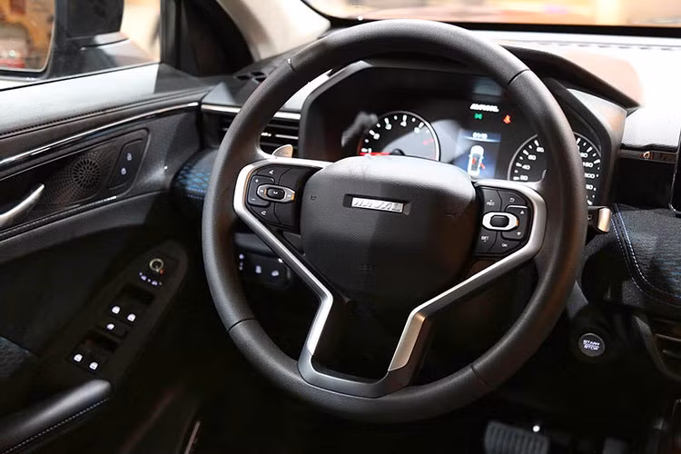 Tại Thái Lan, Haval Jolion 2022 được trang bị ghế bọc da, bảng đồng hồ kỹ thuật số với màn hình 7 inch, màn hình thông tin giải trí dạng cảm ứng 12,3 inch, hệ thống âm thanh tự điều chỉnh theo tốc độ xe, cổng USB, sạc điện thoại thông minh không dây, hệ thống định vị, 6 loa, tính năng ra lệnh bằng giọng nói, cập nhật phần mềm qua WiFi, ghế lái chỉnh điện 6 hướng, ghế phụ lái chỉnh tay 4 hướng và hệ thống làm mát ghế trước.