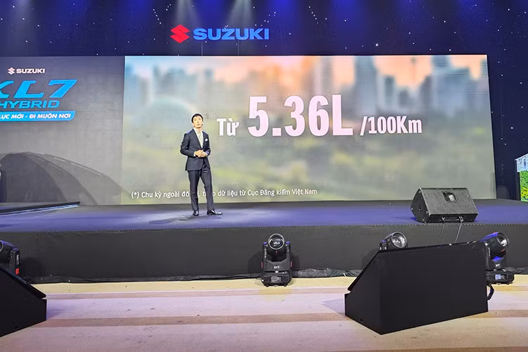 Điểm nhấn của Suzuki XL7 Hybrid chính là hệ truyền động Smart Hybrid Vehicle by Suzuki (SHVS), kết hợp động cơ xăng với máy phát tích hợp khởi động (ISG) và pin lithium-ion. Động cơ xăng 4 xi-lanh, dung tích 1.5L tạo ra công suất tối đa 103 mã lực và mô-men xoắn cực đại 138 Nm như phiên bản cũ. Động cơ kết hợp với hộp số tự động 4 cấp. 