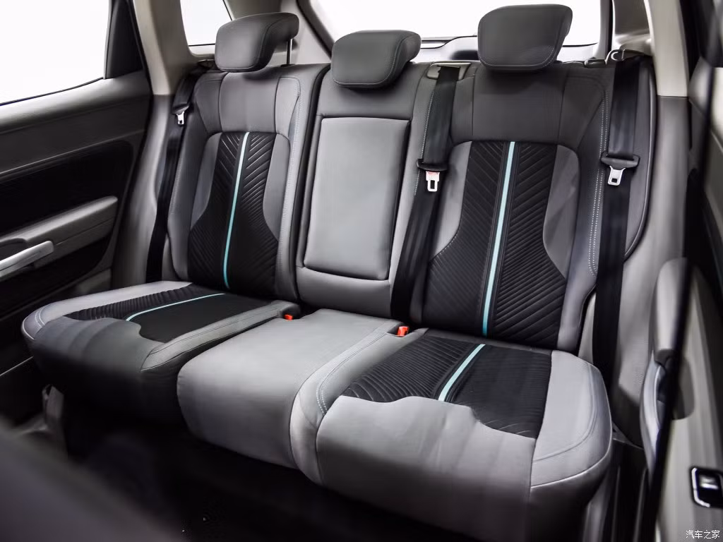 Nếu cần, khách hàng có thể yêu cầu hãng Aiways lắp thêm cụm pin 18 kWh cho xe để tăng phạm vi hoạt động của U5 thêm 100 km nữa.