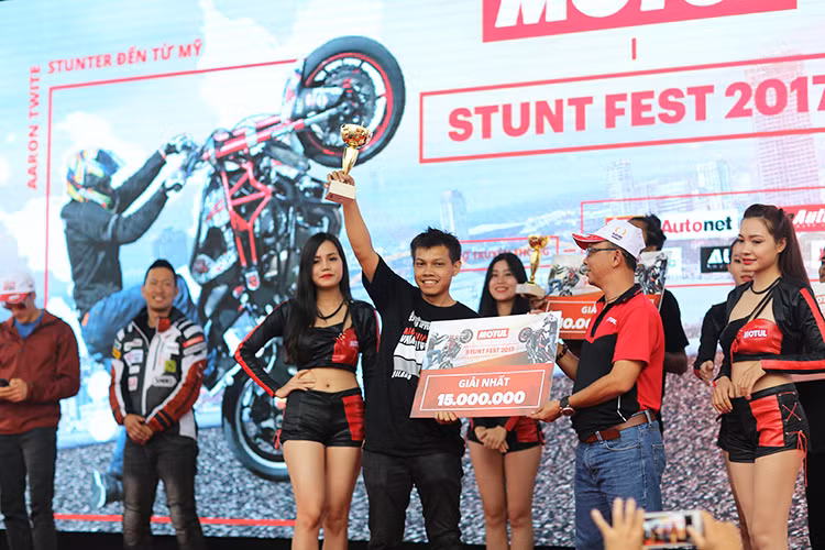 Năm nay, chiếc cúp vàng của nhà vô địch Motul Stunt Fest 2017 đã được trao cho stunter Người Thái Lan là Chollahii Kaewmol, giải nhì cũng thuộc về một người Thái khác là Saroj Sangonta. Giải ba thuộc về một stunter người Campuchia mang tên Piseth Soeun, rất tiếc các thí sinh Việt Nam không đoạt giải nào.
