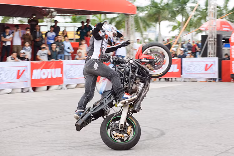 Bên cạnh những tiết mục dự thi của các stunter Việt Nam, Campuchia và Thái Lan - ban tổ chức cũng mời đến 2 stunter nổi tiếng thế giới Aaron Twite (Mỹ), Hiroyuki Ogawa (Nhật Bản) làm giám khảo chấm thi và biểu diễn những pha làm "làm xiếc" trên môtô phân khối lớn để khán giả tại TP Đà Nẵng được chiêm ngưỡng.