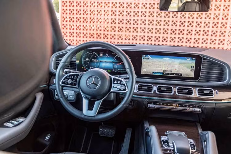 Tại thị trường Mỹ, Mẫu xe Mercedes-Benz GLE 2020 còn có những trang bị tiêu chuẩn như hệ thống thông tin giải trí MBUX với 2 màn hình 12,3 inch, ra lệnh bằng giọng nói, hệ thống định vị, đèn pha LED, mở cửa rảnh tay, phát hiện điểm mù và hỗ trợ đỗ xe chủ động.
