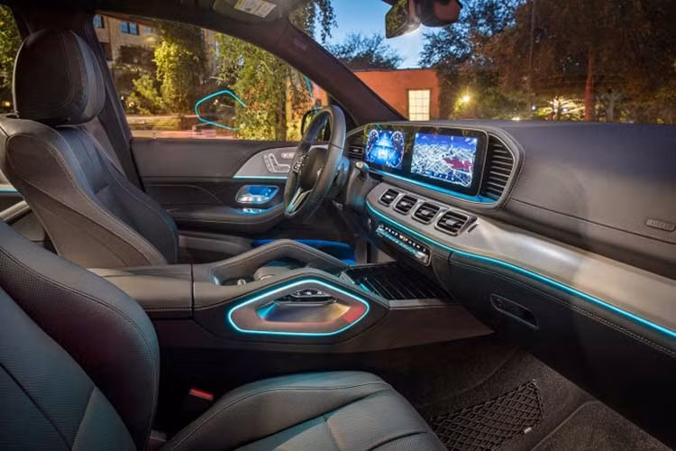 Trong khi đó, những tính năng tùy chọn của Mercedes-Benz GLE 2020 bao gồm cửa sổ trời toàn cảnh Panorama dạng trượt cỡ lớn hơn, điều hòa tự động 4 vùng hay khay sạc điện thoại thông minh không dây...