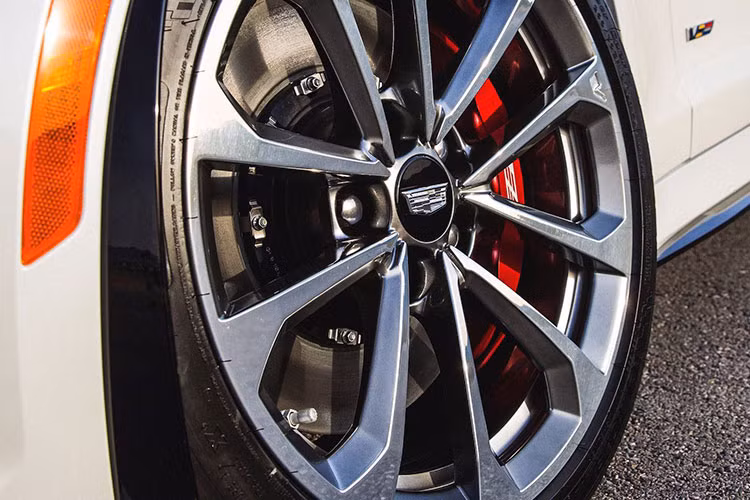 Cả hai mẫu xe này đều không có thay đổi nào về động cơ. Trong đó, Cadillac ATS-V được trang bị động cơ V6 3.6L có công suất 464 mã lực và mô-men xoắn cực đại 603 Nm và CTS-V sử dụng động cơ V8 tăng áp 6.2L cho công suất 556 mã lực và mô-men xoắn cực đại 747 Nm.