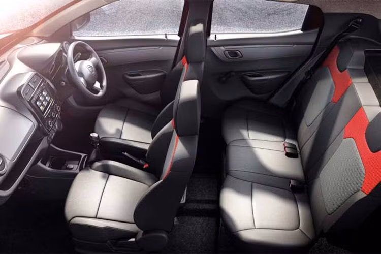Dù sở hữu mức giá "siêu rẻ" nhưng khoang lái của Kwid được trang bị khá nhiều tiện nghi, ghế ngồi 5 chỗ... dù có thiết kế đơn giản.