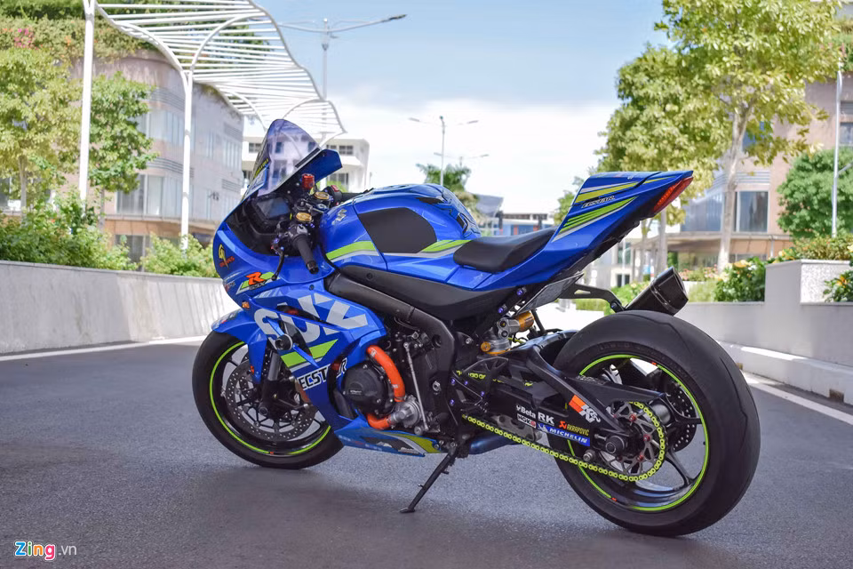 Suzuki GSX-R1000 đời 2017 sử dụng khung sườn mới, giúp xe cắt giảm 10% khối lượng so với phiên bản tiền nhiệm, ở mức 202 kg. Kết hợp với động cơ 202 mã lực, xe đạt tỉ lệ công suất/trọng lượng ấn tượng với chỉ số 1/1. Thay đổi này giúp Suzuki GSX-R1000 được đánh giá là mẫu sport-bike tốt nhất năm 2017.