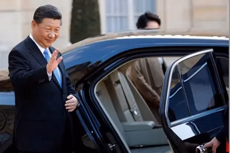 Không dừng ở đó, mẫu xe nguyên thủ này còn được trang bị bộ vành hợp kim cỡ lớn với nắp trục bánh màu đỏ. Trong khi đó, sau chắn bùn trước xuất hiện logo hình lá cờ đỏ của thương hiệu Hồng Kỳ. Tiếp đến là những chi tiết mạ crôm như đường chân kính, cột B, tay nắm cửa và nẹp trên cửa. Ở phía sau, mẫu xe limousine này đi kèm đèn hậu LED nối với nhau bằng nẹp mạ crôm ở giữa.