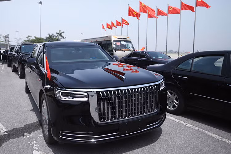 Hôm nay ngày 14/4, Tổng Bí thư, Chủ tịch nước Trung Quốc Tập Cận Bình đã chính thức có mặt tại Hà Nội bắt đầu chuyến thăm cấp Nhà nước tới Việt Nam trong hai ngày 14-15/4. Để phục vụ chuyến thăm, dàn xe chuyên chở ông Tập Cận Bình đã có mặt tại sân bay Nội Bài (Hà Nội). Nổi bật trong dàn xe là 2 chiếc limousine Hồng Kỳ N701 đặc biệt do hãng xe nội địa Hồng Kỳ (Hongqi) sản xuất.