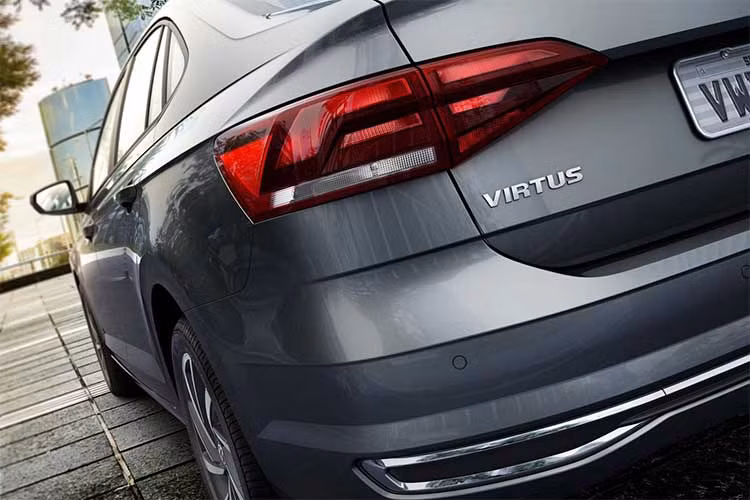 Phần đuôi của mẫu xe mới nhà Volkswagen đã được tích hợp một cách khá nhuần nhuyễn với kiểu dáng của chiếc xe nhờ có vòm mui thuôn dài về phía sau. Với phần đuôi mới, Virtus có thể tích khoang hành lý đạt 521 lít - lớn hơn so với Polo khi lưng hàng ghế sau dựng thẳng.