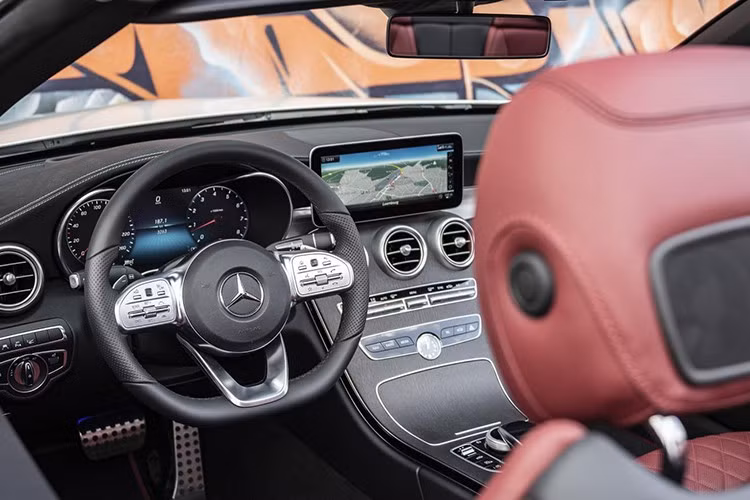 Bên trong Mercedes-Benz C300 AMG 2020 sở hữu trang bị nội thất đáng chú ý với chất liệu gỗ ốp màu xám, bảng đồng hồ kỹ thuật số với màn hình 12,3 inch, vô lăng 3 chấu bọc da Nappa, tích hợp 2 nút điều khiển cảm ứng, mặt táp-lô và thành cửa bọc da Artico, đồng hồ xem giờ ở cụm điều khiển trung tâm, ốp bậc cửa phát sáng với hệ thống đèn viền 64 màu.