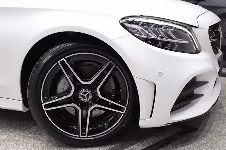 So với 2 bản còn lại là C200 và C200 Exclusive, Mercedes-Benz C300 AMG 2020 sở hữu ngoại hình thể thao hơn nhờ gói phụ kiện AMG. Đặc điểm nhận dạng của Mercedes-Benz C300 AMG 2019 nằm ở lưới tản nhiệt với mắt lưới kim cương và bộ vành hợp kim 18 inch. Ngoài ra, xe còn được trang bị hệ thống đèn pha Multibeam LED với tầm chiếu xa 650 m và tích hợp dải đèn LED định vị ban ngày.