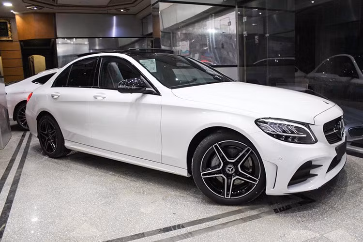 Không chỉ tậu chiếc xe sang Mercedes-Benz C300 AMG 2020 đắt tiền, trong buổi nhận bàn giao xe này, tuổi thật của Nguyễn Bảo Khánh - K-ICM cũng được tiết lộ là sinh vào năm 1999, thay vì những mốc năm 1993 hay 1995 như trước đó mà anh chàng này đã từng công bố.