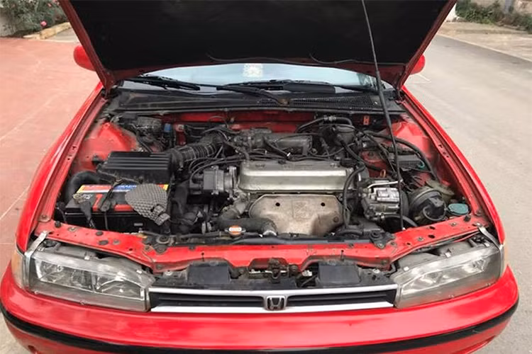 Honda Accord 2.2 EX-Wagon đời 1992 này được hãng xe Nhật Bản trang bị động cơ 4 xy lanh dung tích 2.2L, mạnh 140 mã lực tại 5.500 vòng/ phút, kết hợp cùng hộp số tự động 4 cấp. Honda công bố chiếc xe này có thể tăng tốc từ 0 – 100 km/h trong 10,2 giây. 