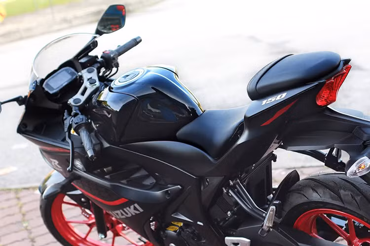Xe được trang bị hộp số 6 cấp và truyền lực qua xích đến bánh sau. Kích thước bánh xe của GSX-R150 là 17 inch, với lốp trước 90/80 và lốp sau 130/70. Suzuki GSX-R150 nặng 135 kg với chiều cao yên là 785 mm phù hợp với thể trạng của khách hàng Đông Nam Á.