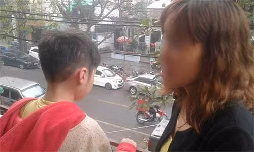 Sau 2 năm sống cùng bố và bị bạo hành dã man, bé K. mới được quay về bên người mẹ đẻ... Ảnh: Nông Thuyết.