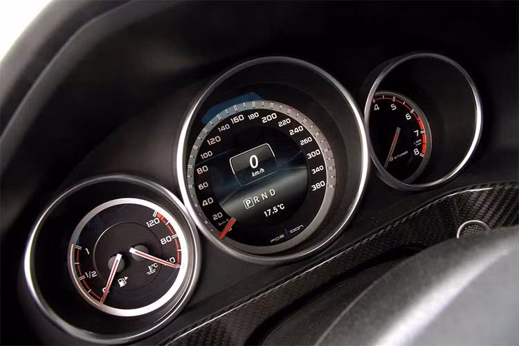 Gợi ý đầu tiên về hiệu năng thực sự của Posaidon E63 RS850+ nằm ở bảng đồng hồ của chiếc xe. Trong khi bảng đồng hồ nguyên bản của E63 S AMG có giới hạn tốc độ chỉ 320km/h thì trên bản độ của Posaidon, mức giới hạn này đã được đẩy lên thành "hàng khủng" tới 380km/h.