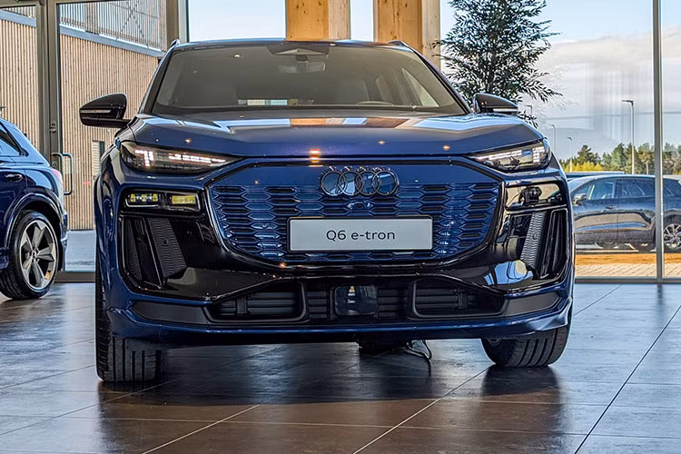 Audi Q6 e-tron 2025 mới được định vị thấp hơn Q8 e-tron. Về kích thước tổng thể, Audi Q6 e-tron có thông số chiều dài x rộng x cao tương ứng là 4.771 x 1.993 x 1.648 mm, trục cơ sở dài 2.899 mm.