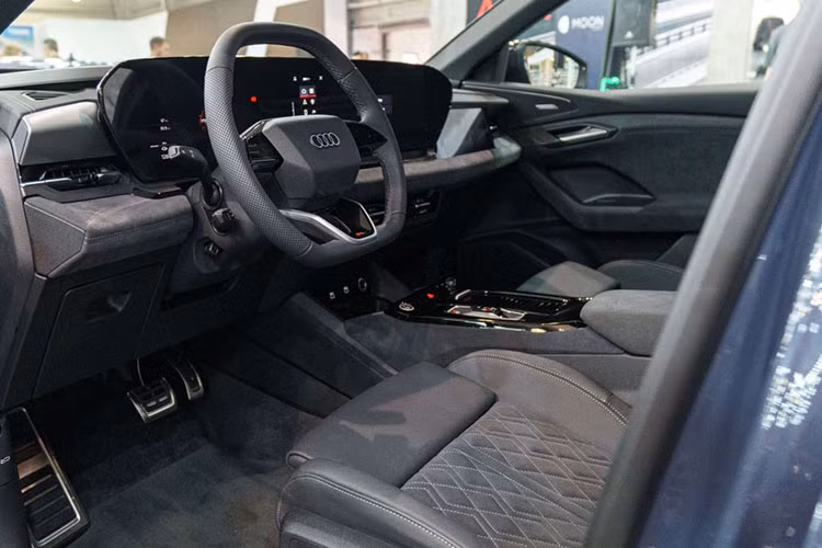 Chưa rõ Audi Q6 e-tron sắp phân phối tại Việt Nam sử dụng động cơ nào, dung lượng pin ra sao. Nhưng theo thông số kỹ thuật từ thị trường quốc tế thì Audi Q6 e-tron sẽ có 3 phiên bản tùy chọn bao gồm bản tiêu chuẩn được trang bị mô-tơ điện ở cầu sau với công suất 288 mã lực và bộ pin dung lượng 83 kWh với phạm vi hoạt động 545 km khi sạc đầy. Thời gian tăng tốc 0-100 km/h trong 7 giây.