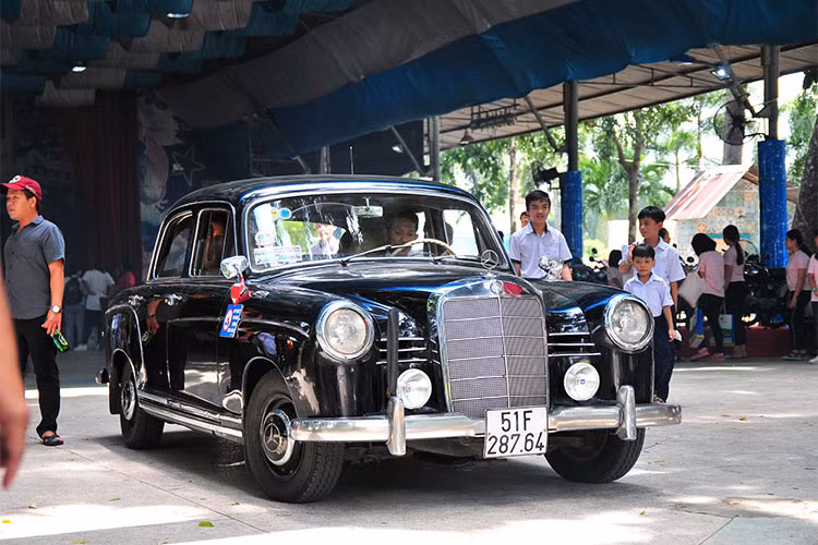 Trong ảnh là chiếc E-Class “Ponton” serie W121 ra đời vào những năm 50 được anh Dũng Trần, một tay sưu tầm xế cổ tại Sài Gòn sở hữu mang đến ngày hội lần này. Trong số những tay đam mê xe cổ tại Sài Gòn, anh Dũng Trần là một tay sưu tầm xế cổ lâu năm (Nói đúng hơn là một người nghiện xe cổ) luôn đam mê các dòng ôtô cổ của Mercedes- Benz.