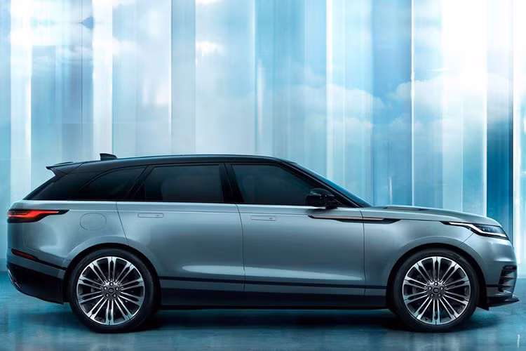 Mãi đến năm 2017, tại triển lãm The Range Rover Story kỷ niệm 50 năm dòng xe Range Rover, Velar mới chính thức lộ diện với dáng vẻ hoàn toàn mới. Range Rover Velar mang phong cách SUV Coupe thanh lịch, tối giản nhưng không kém phần hiện đại. Theo ông Gerry McGovern, Giám đốc sáng tạo của Land Rover, Velar là mẫu Range Rover tiên phong đem đến góc nhìn mới về sự quyến rũ và sang trọng.