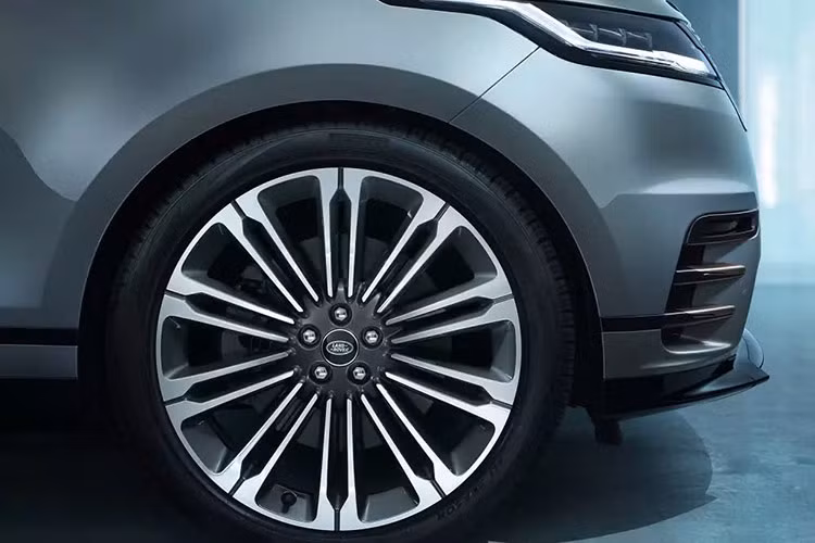Để phục vụ nhu cầu cá nhân hóa của khách hàng cao cấp, Velar mới có 9 tùy chọn màu sắc ngoại thất, trong đó bao gồm ba màu mới: Xanh Varesine, Xám Arroios và Xám Zadar. Riêng phiên bản Autobiography còn đặc biệt với logo “RANGE ROVER” và viền cản trước màu đồng nhám Burnished Copper, tạo điểm nhấn độc đáo.