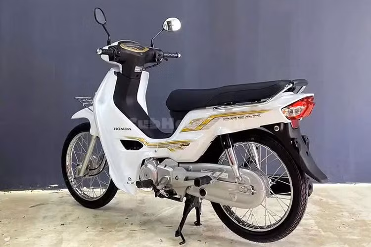 Khối động cơ này cho phép Dream có công suất đầu ra mạnh mẽ và khả năng tiết kiệm nhiên liệu ấn tượng. Đi kèm với đó là công nghệ khởi động từ trực tiếp giúp bấm bấm nút và mang lại khả năng chạy êm ái.