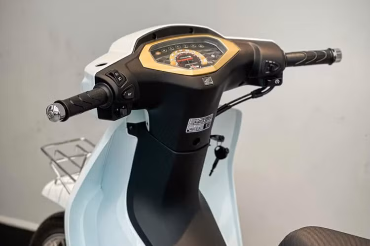 Đèn pha xe Dream mới giờ đây không còn là loại analog nữa mà đã được nâng lên loại đèn LED, mang lại vẻ ngoài hiện đại hơn. Tuy nhiên cụm đồng hồ xe được thiết kế không có nhiều tahy đổi, vẫn là dạng cơ và đen báo số...