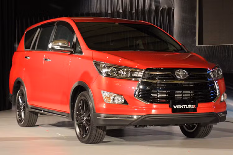 Toyota Innova Venturer moi "chot gia" 855 trieu dong
