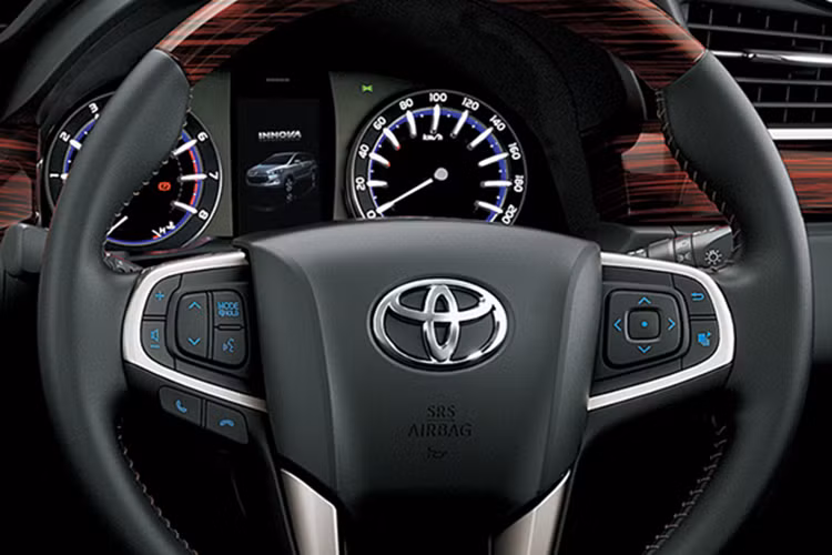 Ngoài ra, trên mẫu xe Innova Venturer mới cũng được hãng xe ôtô Toyota trang bị thêm vô-lăng bọc da, kính điện 1 chạm cho tất cả các cửa và thêm 2 túi khí ở bên hông phía trước và đầu gối người lái, trong khi bản E và G hiện đang bán ra trên thị trường không có.