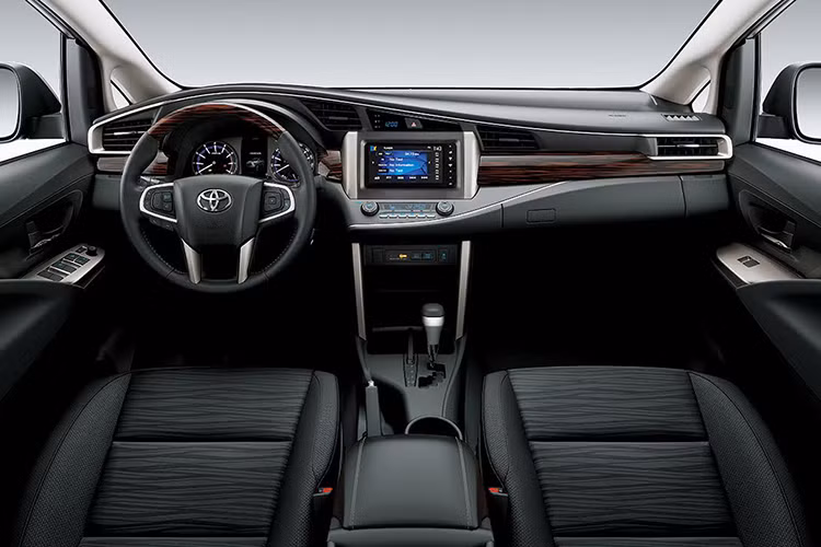 Ở bên trong nội thất, Innova Venturer 2017 được bọc da. Chiếc xe có 7 chỗ ngồi với hàng giữa là 2 ghế thương gia tách riêng biệt, thêm đèn viền nội thất màu xanh dương sang trọng.