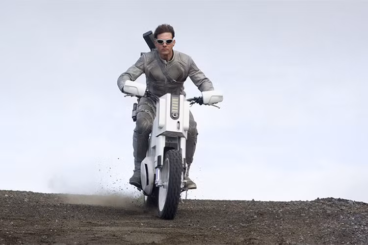 Oblivion là bộ phim viễn tưởng công chiếu vào năm 2013. Chiếc xe mà Tom Cruise sử dụng trong bộ phim nay là xe địa hình Honda CRF450X. Xe được thay hoàn toàn dàn vỏ, với tạo hình của một chiếc xe tương lai.