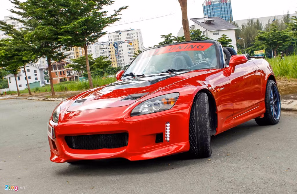 Mẫu xe Honda S2000 này được độ cả ngoại thất lẫn động cơ. Những chi tiết bên ngoài được làm mới bao gồm dải LED chiếu sáng ban ngày bố trí đứng. Cản trước thấp và hốc gió lớn hơn.