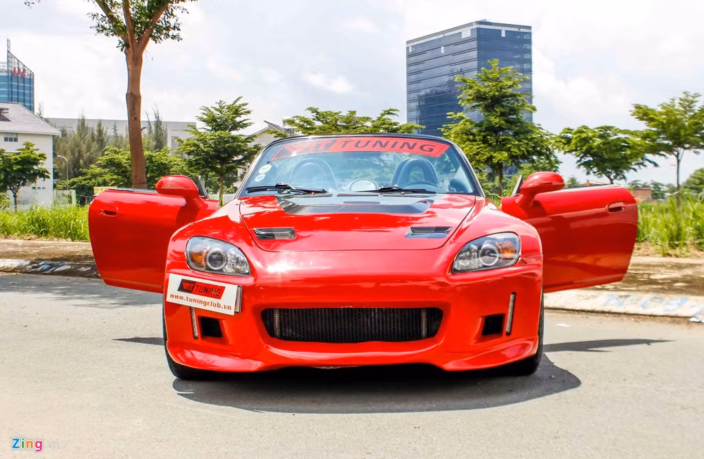 Tại TP HCM hiện chỉ có hai chiếc xe Honda S2000. Đây là một trong hai chiếc xe thể thao hàng độc tại Việt nam hiện nay, một chiếc mode sở hữu ngoại thấtl màu xanh nguyên bản và chiếc còn lại mới được chủ xe độ lại ấn tượng hơn.
