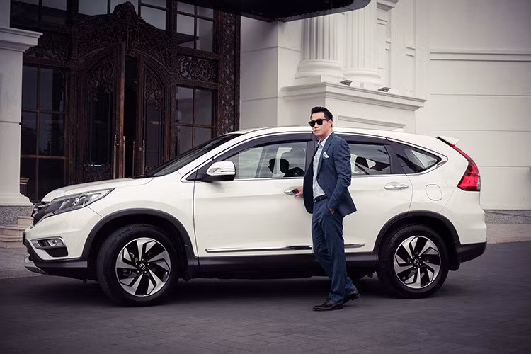 Cụ thể, mức giá của bản CR-V 2.0 chỉ còn 920 triệu, bản 2.4 TG AT cao cấp nhất giá 1.083 tỷ đồng. Tuy nhiên sau khi "bán tháo" xe thì phản ứng mạnh mẽ và gay gắt nhất đến từ chính khách hàng. Có những người mua được xe sớm khoảng một tháng mà thiệt gần 300 triệu và ngược lại, những khác đã đặt cọc thì không nhận được xe do "cháy hàng"... Sự việc này được xem là sự cố "ồn ào" nhất thị trường ôtô Việt năm 2017. 