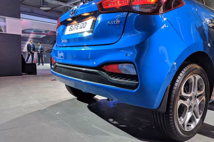 Kích thước tổng thể của Hyundai i20 Active 2018 facelift lần lượt bao gồm Dài x Rộng x Cao là 3.995 x 1.760 x 1.555 mm cùng chiều dài cơ sở đạt 2.570 mm. Thân xe i20 Active nổi bật với đường gân dập nổi mạnh mẽ, đính kèm với bộ hai thanh nẹp màu đen mạnh mẽ phía cửa xe.