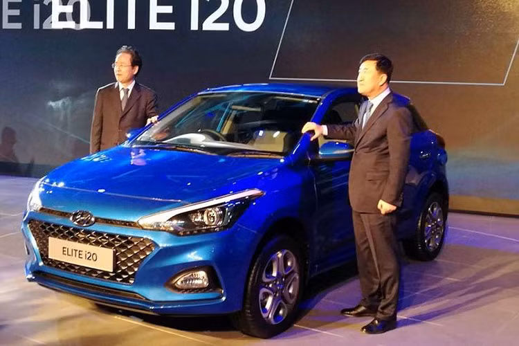 Trên phiên bản Hyundai i20 2018 facelift mới, hãng xe ôtô Hyundai đã loại bỏ động cơ xăng 1.4L và hộp số tự động 4 cấp. Hãng vẫn duy trì khối động cơ xăng 1.2L cho công suất 81 mã lực tại 6.000 vòng/phút và mô-men xoắn cực đại 115 Nm tại 6.000 vòng/phút, đi kèm hộp số sàn 5 cấp.