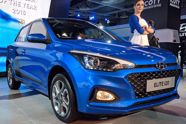 Ở phần đầu xe, i20 2018 facelift được trang bị bộ lưới tản nhiệt Cascading hình thang đặc trưng với các khe hút gió lớn dạng tổ ong, cản trước nhỏ và mỏng, cụm đèn pha LED dạng thấu kính cùng viền đèn chiếu sáng ban ngày kéo dài theo nắp ca-pô.