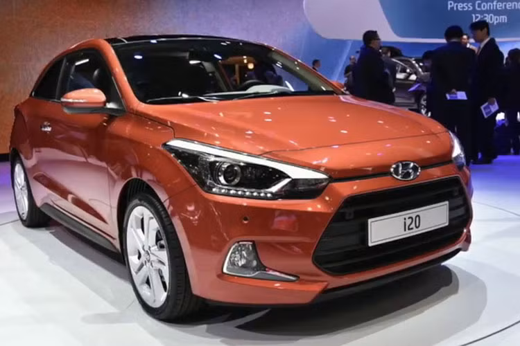 Bên cạnh đó là tùy chọn bản động cơ dầu diesel 1.4L tạo ra công suất 88 mã lực tại 4.000 vòng/phút và mô-men xoắn 220 Nm đi cùng hộp số sàn 6 cấp. Tại thị trường Ấn Độ, Hyundai i20 2018 phân phối trên thị trường với 10 biến thể khác nhau, giá bán thấp nhất từ 189 triệu đồng (bản Era petrol) và cao nhất 323 triệu đồng (bản Asta (O) Diesel).
